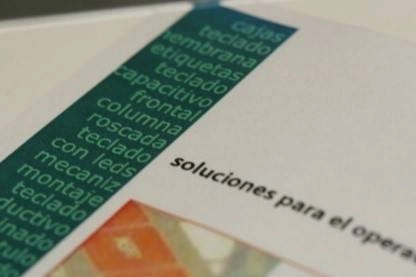 Folleto de serigrafía industrial con una lista de productos como teclados, etiquetas y paneles