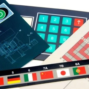 Carátulas y frontales serigrafiados con diseño técnico y esquemático para equipos industriales