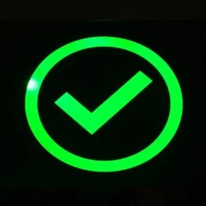 Panel retroiluminado con un icono de check verde, fabricado con tecnología de serigrafía industrial