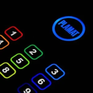 Teclado capacitivo retroiluminado con iconos de colores y el logotipo de Plamat, diseñado para aplicaciones industriales